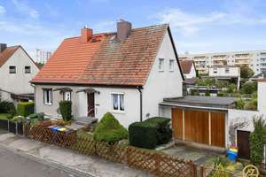 „Doppelhaushälfte in Magdeburg-Reform mit Garten, Garage und Potenzial“