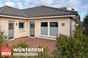 WOHNEN AUF EINER EBENE: WINKELBUNGALOW MIT EINBAUKÜCHE + SONNENTERRASSE + DOPPELCARPORT – Neubrandenburg – Vorschaubild 1