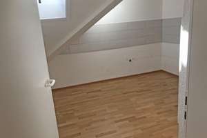 Helle 4-Zimmer-Dachgeschosswohnung mit Keller und überdachtem Stellplatz zu vermieten – Die vollständige Adresse der Immobilie erhältst du vom Anbieter., 1917 Kamenz – Vorschaubild 7