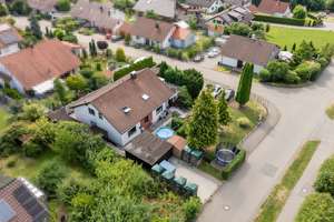 Vielseitiges Zweifamilienhaus mit Blick bis in die Alpen – Die vollständige Adresse der Immobilie erhältst du vom Anbieter., 88456 Ingoldingen – Vorschaubild 2