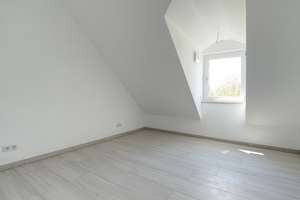 Charmante 2-Zimmer-DG-Wohnung im Grünen mit Balkon und Einbauküche in München-Allach – 80999 Untermenzing, München – Vorschaubild 3