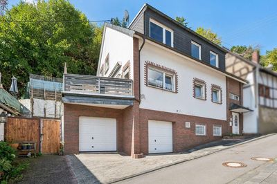 Einziehen und weitergestalten: Vielseitiges Wohnhaus mit Wintergarten und zwei Garagen