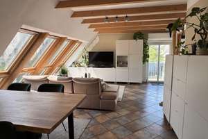 Lichtdurchflutete Dachgeschosswohnung mit Klimaanlage, Balkon und Nutzfläche 
