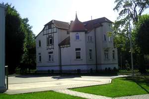 Schicke helle Wohnung mit Laminatboden und großem Balkon