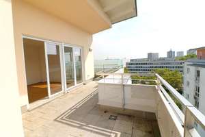 Wohnen auf höchstem Niveau! Erstklassige 2 Zi.- Dachterrassentraum ( ca. 20m²)  & Weitblick!