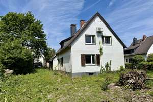 Freistehendes Einfamilienhaus zum Sanieren + für einen ansprechenden Neubau in beliebter Wohn