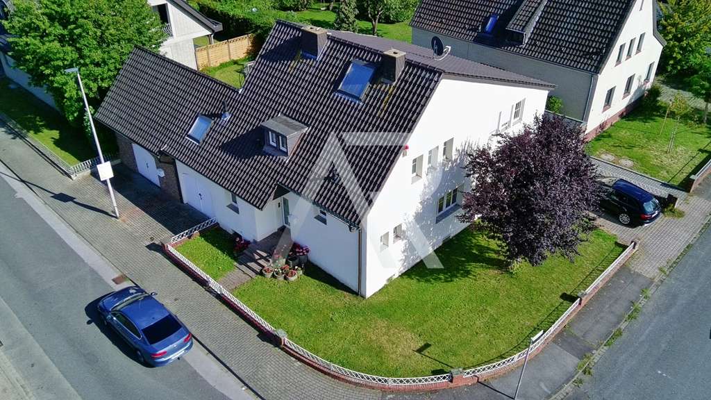 Immobilie in Jülich - Einladendes Familienhaus in Jülich-Nord - mit Büroflächen, gemütlichem Kaminzimmer und gepflegtem Sü - Bild 0