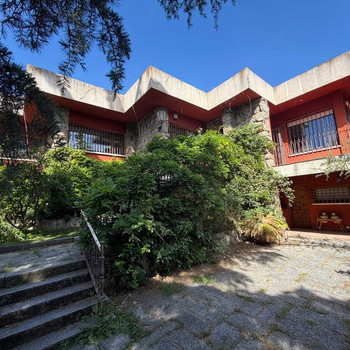 Freistehendes Einfamilienhaus auf einer Ebene mit Pool