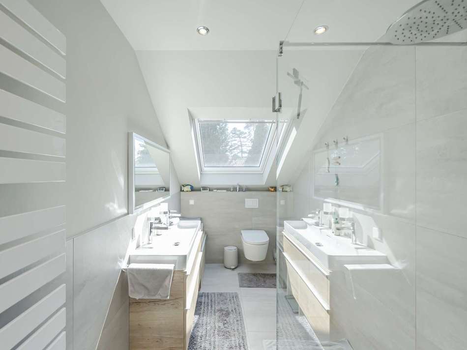 Helles und modernes Badezimmer