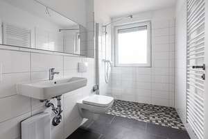Erstbezug:  Dachgeschoss 2-Zimmer-Wohnung  mit großem Balkon in Bonn Plittersdorf – Gotenstr. 143, 53175 Plittersdorf, Bonn – Vorschaubild 3