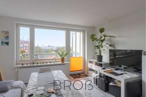 Möbliert, renoviert und auf Wunsch leer oder vermietet - Endetagen-Whg mit Balkon, EBK und Duschbad