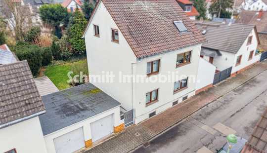 Bild von F-Schwanheim: Zweifamilienhaus mit Garten & Garagen