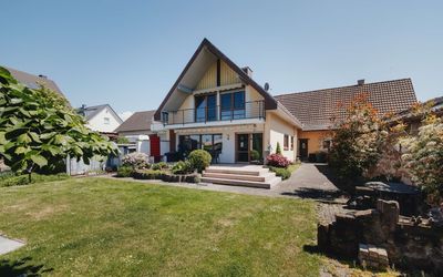 Seltenes Angebot - Traumhaftes Familieneigenheim mit Nebengebäude, großem Garten und freiem Blick