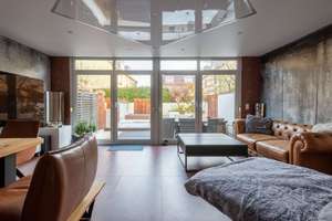 Familienfreundliches Reihenmittelhaus mit Designer-Garten und außergewöhnlichem Wohnambiente