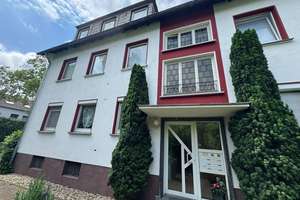 Attraktive und frisch renovierte 3-Zimmer-Wohnung in gepflegtem Mehrfamilienhaus
