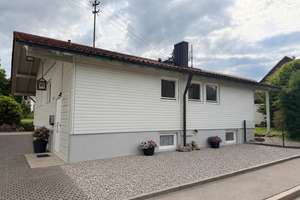 Charmantes Holzhaus in ruhiger Lage von Obergriesbach mit idyllischen Garten plus Carport – Die vollständige Adresse der Immobilie erhältst du vom Anbieter., 86573 Obergriesbach – Vorschaubild 2