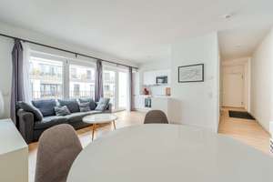 Bezugsfreie helle 3-Zimmerwohnung mit 2 Badezimmern und Loggia in sehr zentraler Lage in Mitte