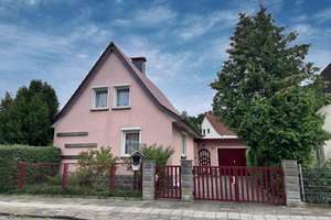 Wohnglück gestalten – Haus mit Terrasse, Garten und 2 Garagen! – Die vollständige Adresse der Immobilie erhältst du vom Anbieter., 6849 Süd, Dessau-Roßlau – Vorschaubild 1
