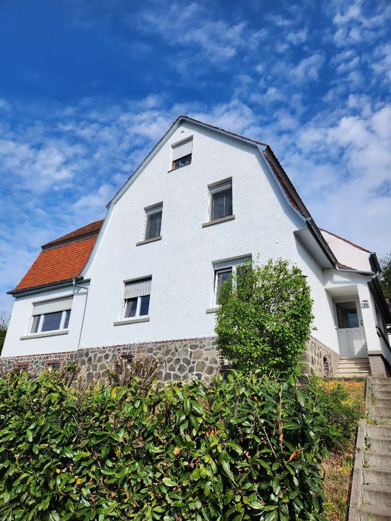 Immobilie in Schöneck - Attraktives Investmentpaket: Vollvermietetes Mehrfamilienhaus mit 4 Einheiten & 8 Garagen, Schöneck - Bild 0