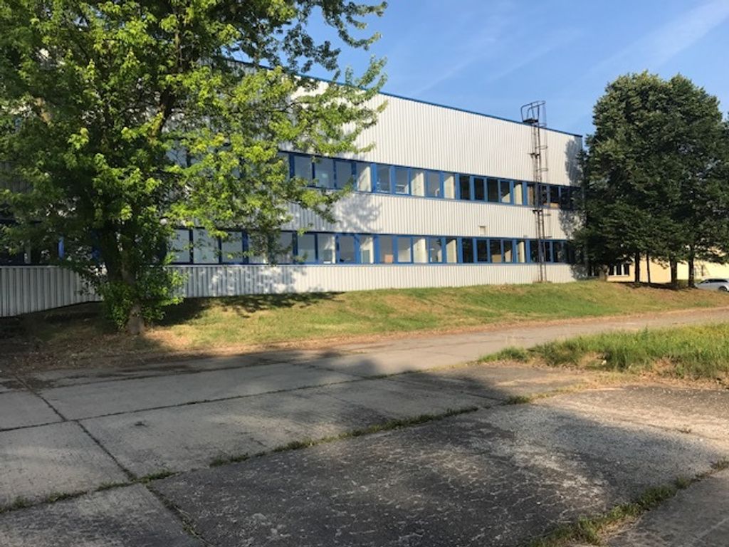 Großer Hallen- und Bürokomplex Freiflächen zu vermieten
