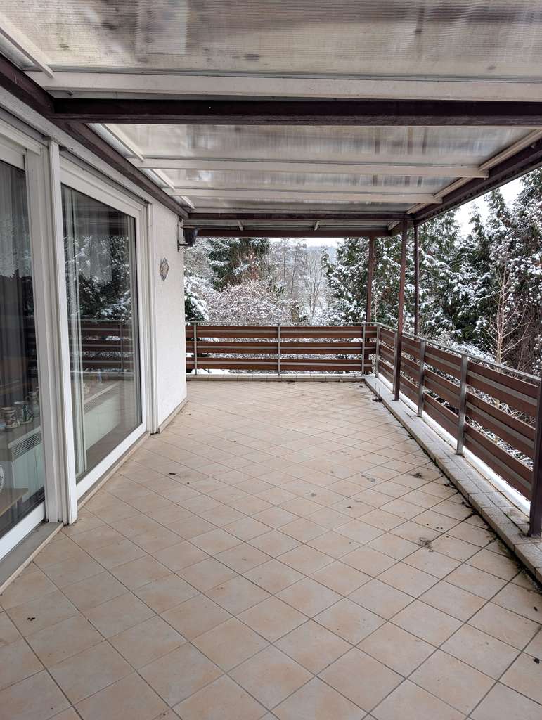 Immobilie in Hahnstätten - Großzügige 6-Zimmer-EG-Wohnung mit Balkon, Gartenzugang & Aar-Blick in ruhiger Sackgasse am Waldrand - Bild 3