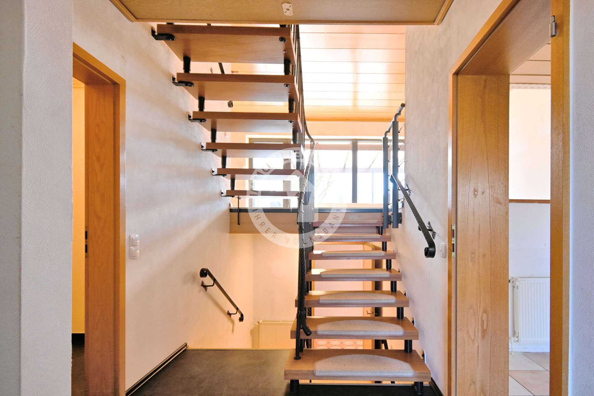 Großzügige 4-Zimmer-Wohnung in Split-Level-Bauweise mit Garten, Terrasse, Balkon und Stellplatz, Recklinghausen Kreis – Bild 3