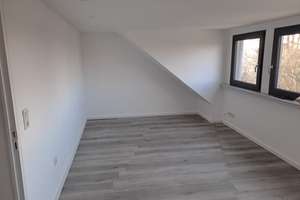 Wohnen mit Charakter: 2-Zimmer-Dachgeschosswohnung in Krefeld-Hüls – Cäcilienstraße 44, 47839 Hüls, Krefeld – Vorschaubild 2