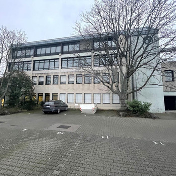 Loftartige Bürofläche mit großer Terrasse