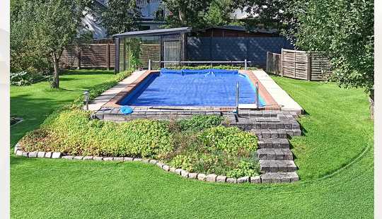 Bild von Wohnen wie im Urlaub – traumhafter Bungalow mit Gartenidylle und Pool