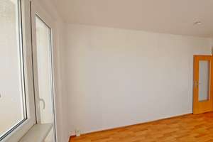 Bezug sofort möglich! 3-Raum-Wohnung, Badewanne, Aufzug, Balkon, PKW-Stellplatz! – Am Rosengarten 29, 6526 Sangerhausen – Vorschaubild 3