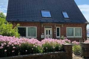 Bungalow (schnellstmöglicher Einzug realisierbar) + Mehrfamilienhaus (vermietet) in Bredstedt . – Nordfriesland (Kreis) – Vorschaubild 2