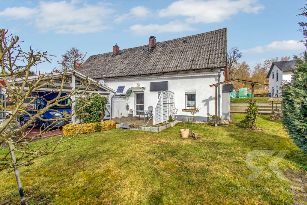 Immobilie in Püchersreuth - Mit Charme und Wohngefühl: Kleines und renoviertes Einfamilienhaus mit Garage und Carport bei NEW - Bild 2