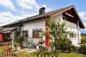 Attraktives 2-3 Familienhaus mit herrlichem Garten, Aussicht + Parkflächen • bestens gepflegt und...