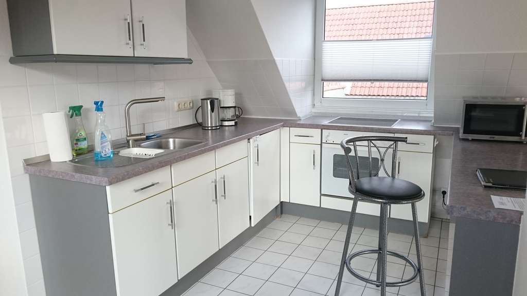 Immobilie in Bad Schwartau - Charmante 1,5-Zimmer Dachgeschosswohnung in Bad Schwartau, frisch saniert - Bild 2