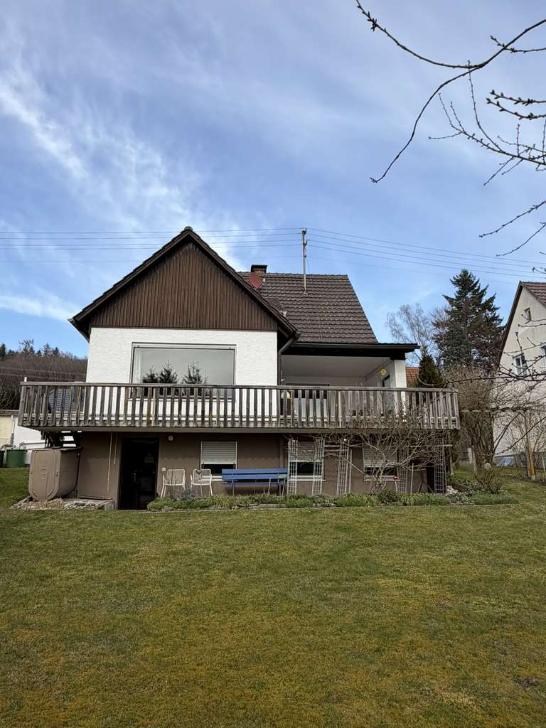 Immobilie in Dinkelscherben - Viel Platz für die Familie – Einfamilienhaus mit Terrasse & Balkon - Bild 1