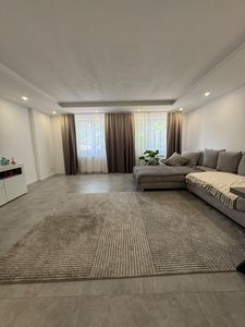 MODERNE 2-ZIMMER-WOHNUNG MIT MASSGEFERTIGTER KÜCHE UND 2 STELLPLÄTZEN