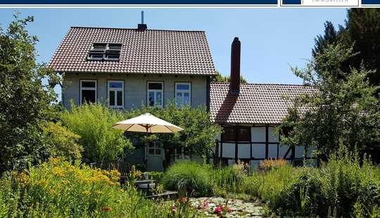Bild von Zwei Fachwerkhäuser mit großem Grundstück und einem Baugrundstück