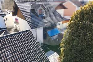 SELTENE GELEGENHEIT:
VOLL VERMIETETES EINFAMILIENHAUS 
 – Die vollständige Adresse der Immobilie erhältst du vom Anbieter., 94496 Ortenburg – Vorschaubild 2