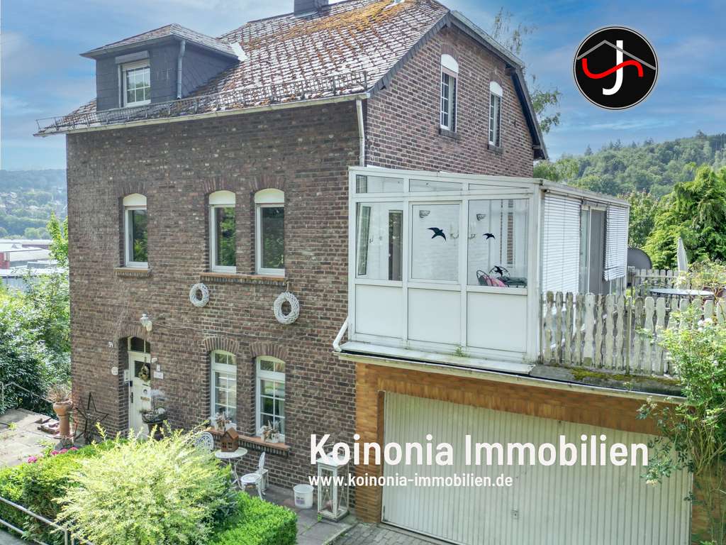 Immobilie in Kirchen (Sieg) - Einfamilienhaus mit Einliegerwohnung, Doppelgarage und Wintergarten mit großem Garten - Bild 0
