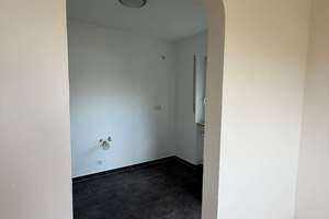 Großzügige helle 4-Zimmer-Wohnung – Die vollständige Adresse der Immobilie erhältst du vom Anbieter., 91325 Adelsdorf – Vorschaubild 2
