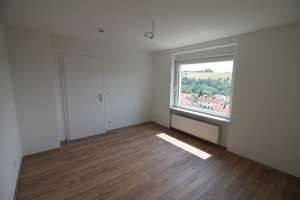 Ruhig wohnen in der Stadt
3-Zimmer-Wohnung mit Balkon und herrlichem Ausblick – auch ideal für Eige – Die vollständige Adresse der Immobilie erhältst du vom Anbieter., 94034 Grubweg, Passau – Vorschaubild 4