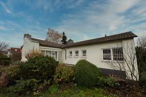 Wohnen mit Klasse: Stilvoller Bungalow mit Wellnessbereich, Weinkeller & Doppelgarage – Die vollständige Adresse der Immobilie erhältst du vom Anbieter., 65239 Hochheim am Main – Vorschaubild 19