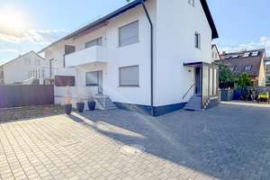 Platz für die ganze Familie – moderne Doppelhaushälfte mit Garten und Terrasse in ruhiger Lage