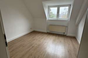 Möblierte Dachgeschosswohnung in Köln Humboldt – Perfekte Lage für Singles, Paare oder 2er-WG – Feldbergstraße 13, 51105 Humboldt/Gremberg, Köln – Vorschaubild 3