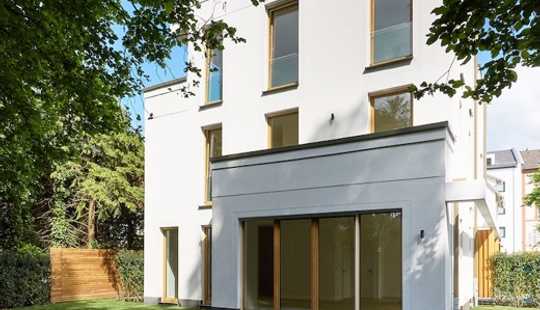 Bild von Modernes Stadthaus (REH) mit großem Garten und altem Baumbestand