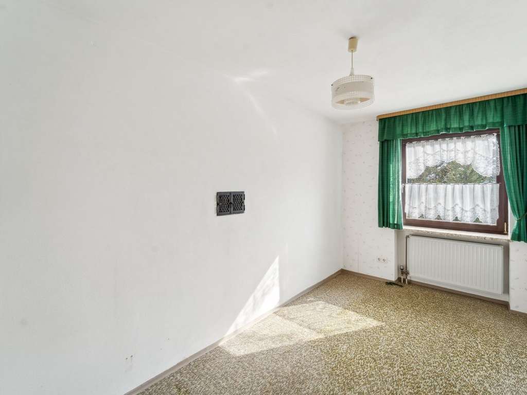 Immobilie in Vohenstrauß - Großzügiges Einfamilienhaus mit Einliegerwohnung und Ausbaupotenzial in Kaimling/Vohenstrauß - Bild 4