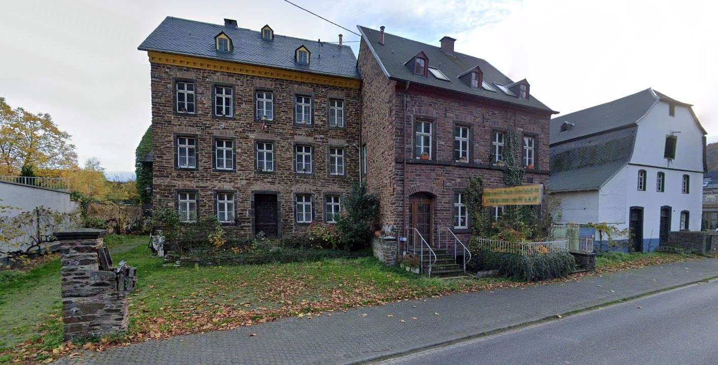 Historisches Ensemble mit Freifläche, in A-Lage an der Mosel in Ernst bei Cochem, Cochem Zell Kreis – Bild 1