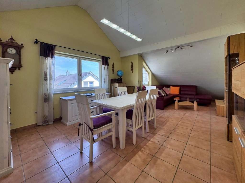 Immobilie in Hechingen - DG-Wohnung mit PKW-Stellplatz in ruhiger Randlage - Bild 1