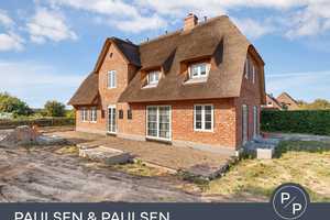 Neubau eines reetgedeckten Hauses mit 2 Einheiten 
und Weitblick über die Wiesen  (HT2 / Ost) – Wenningstedt-Braderup (Sylt), Nordfriesland (Kreis), 25996 Nordfriesland (Kreis) – Vorschaubild 1