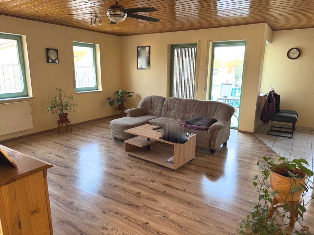 Immobilie in Osthofen - Wunderschöne 2 ZKB Wohnung mit Balkon und PKW- Stellplatz in 67574 Osthofen - Bild 2